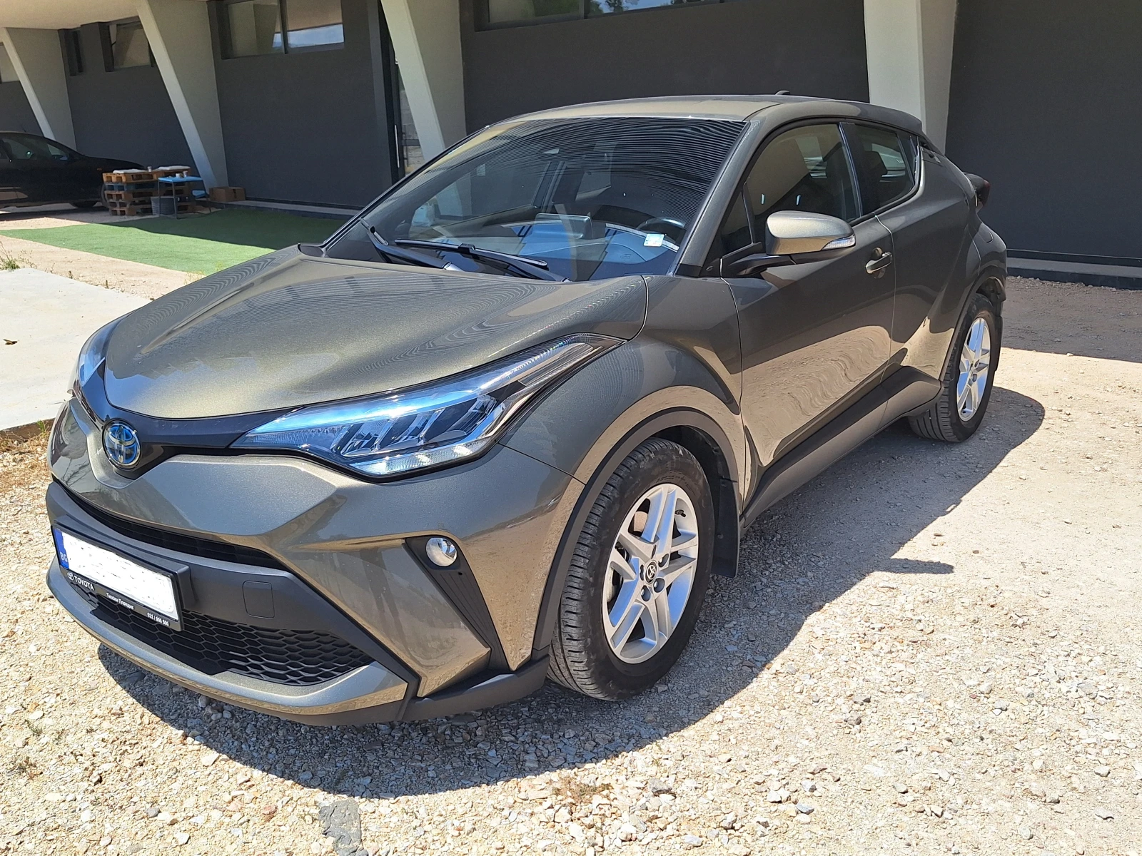 Toyota C-HR Валидна гаранция и сертификат от Toyota - изображение 2