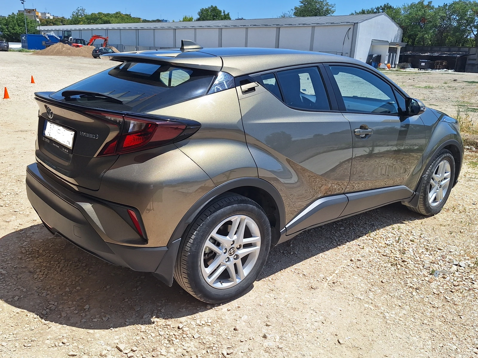 Toyota C-HR Валидна гаранция и сертификат от Toyota - изображение 4