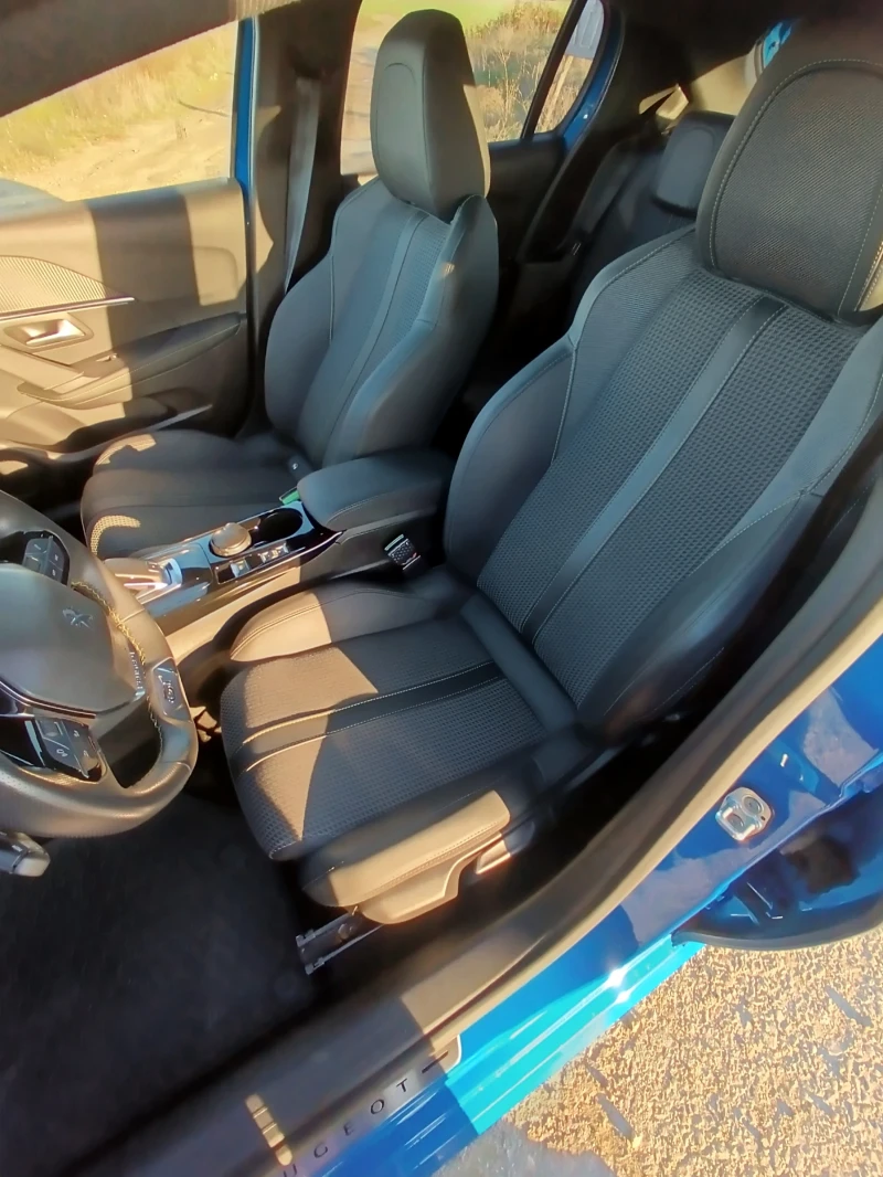 Peugeot 208 25000km GT LINE, снимка 5 - Автомобили и джипове - 52527914