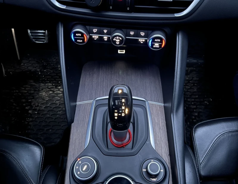 Alfa Romeo Giulia Ti, снимка 11 - Автомобили и джипове - 53580674