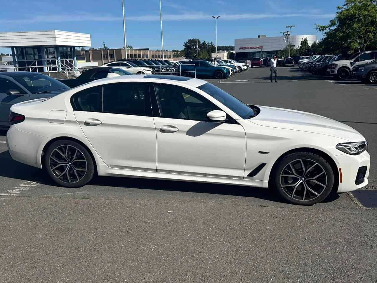 BMW 530E xDrive /360/M ПАКЕТ / АВТОКРЕДИТ, снимка 16 - Автомобили и джипове - 54701420
