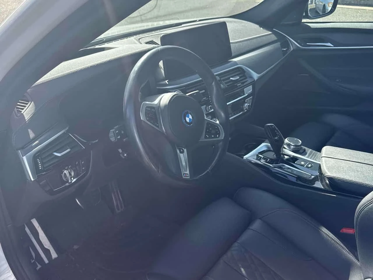BMW 530E xDrive /360/M ПАКЕТ / АВТОКРЕДИТ, снимка 5 - Автомобили и джипове - 54701420