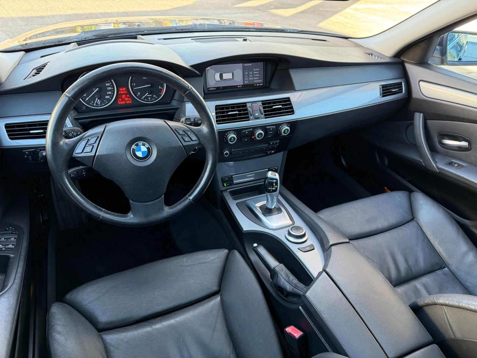BMW 530 Comfort/HeadUp/Panorama, снимка 13 - Автомобили и джипове - 56356129
