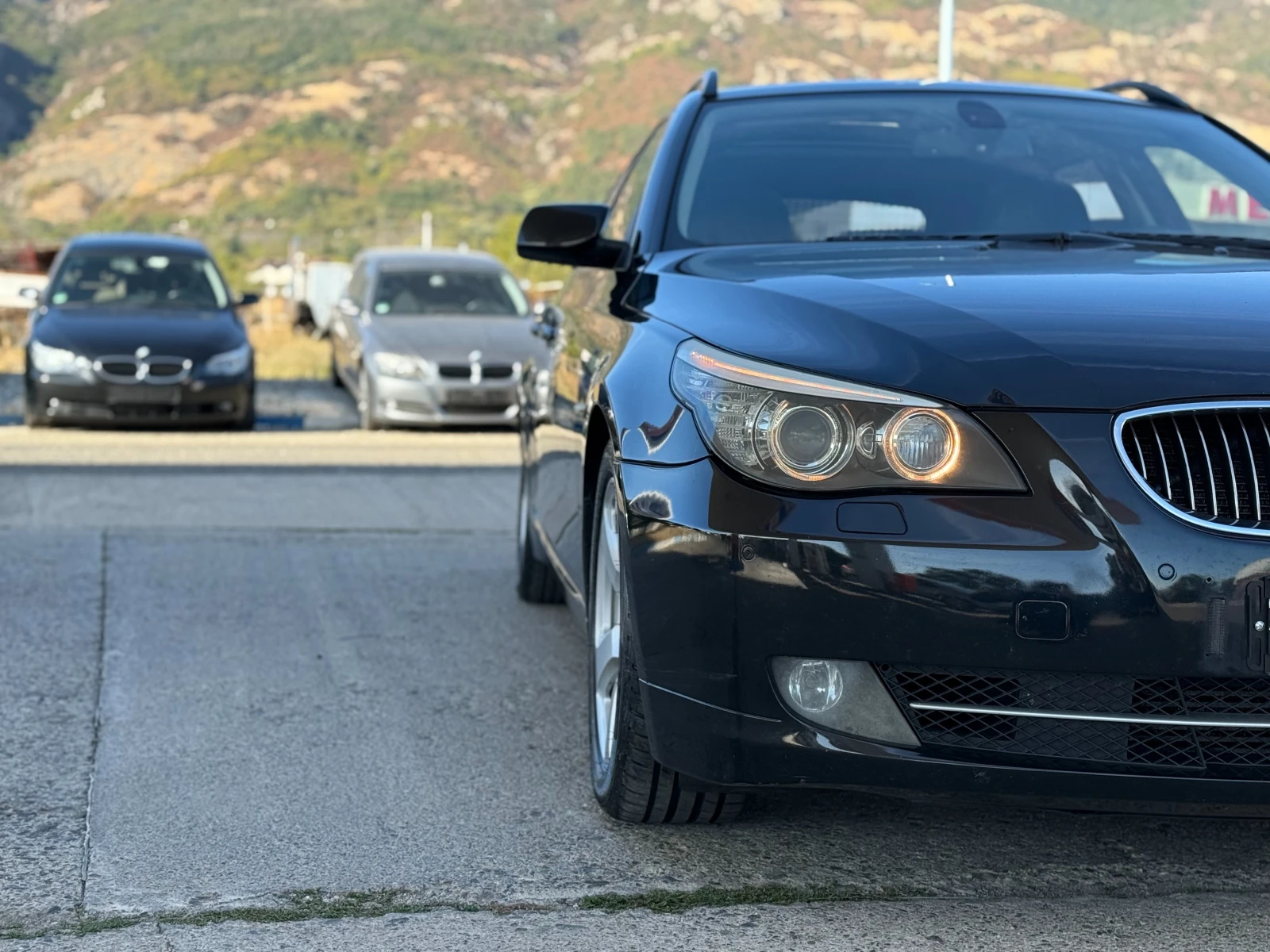 BMW 530 Comfort/HeadUp/Panorama, снимка 2 - Автомобили и джипове - 56356129