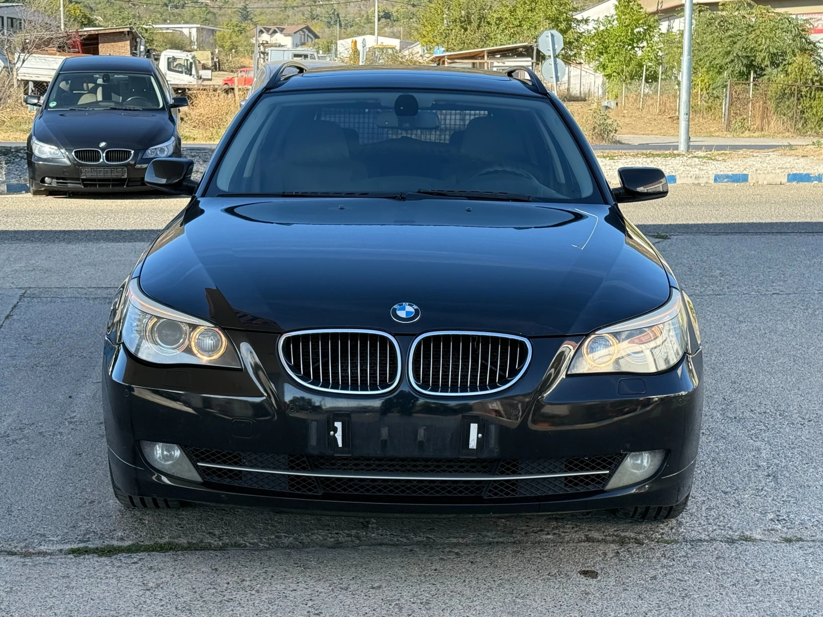 BMW 530 Comfort/HeadUp/Panorama, снимка 3 - Автомобили и джипове - 56356129