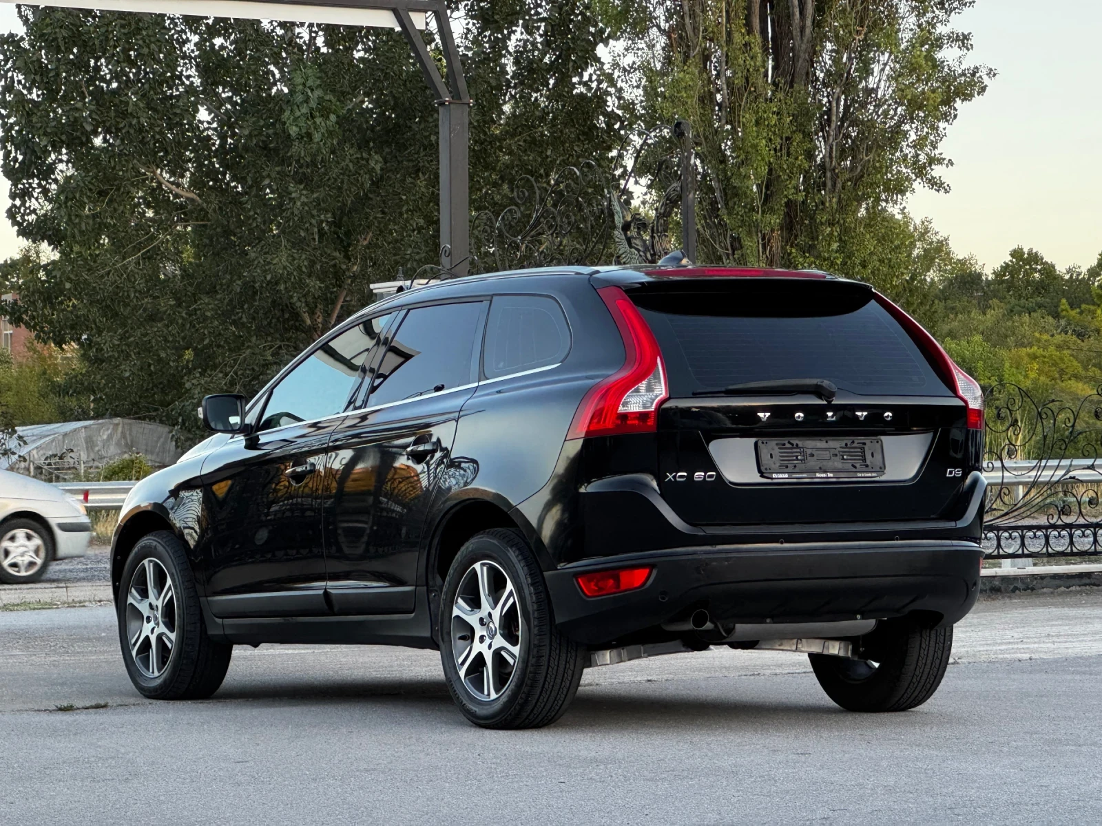 Volvo XC60 2.0D3 ИТАЛИЯ АВТОМАТ - изображение 3
