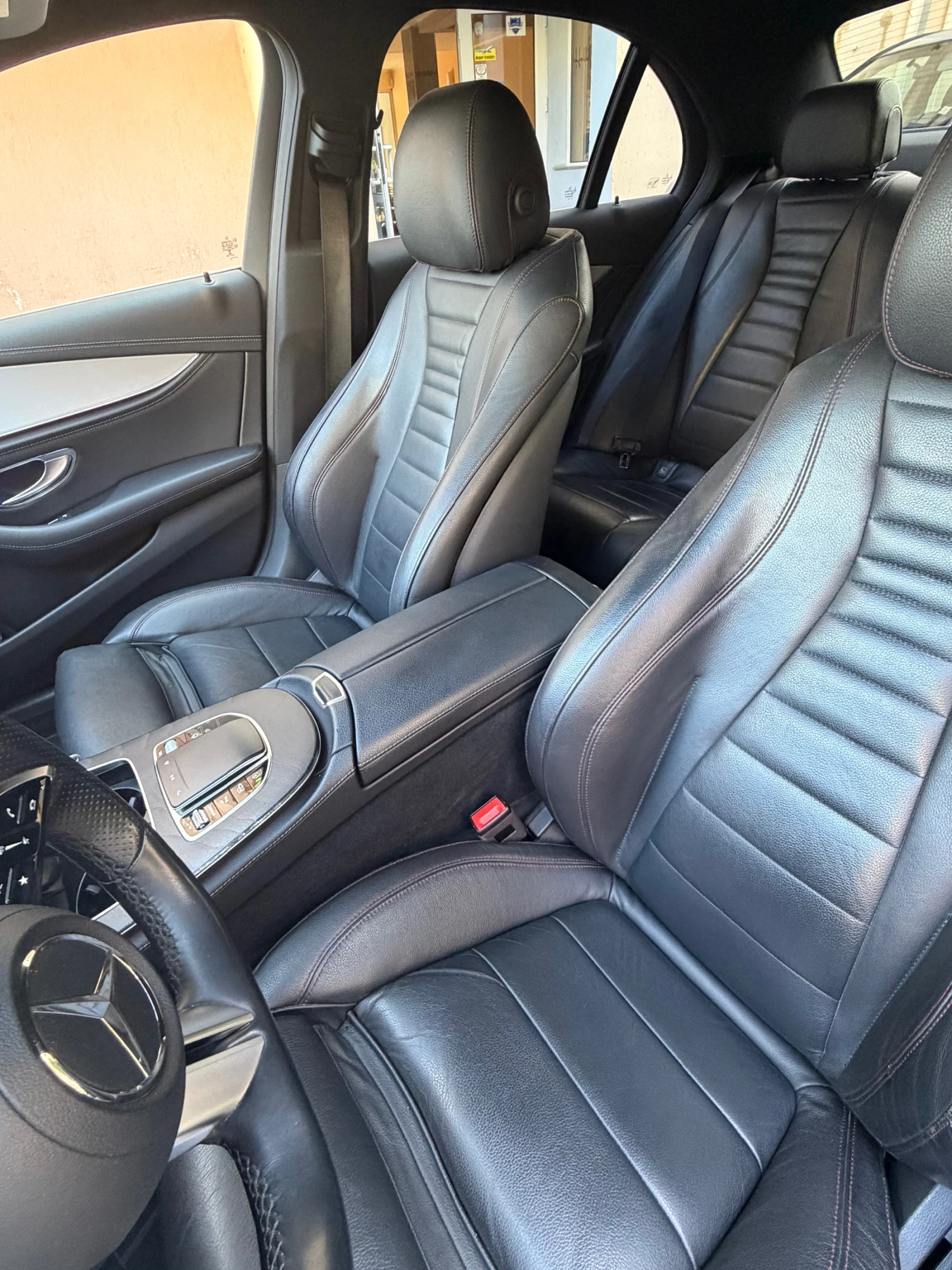 Mercedes-Benz E 220 AMG 4Matic , снимка 12 - Автомобили и джипове - 55903190