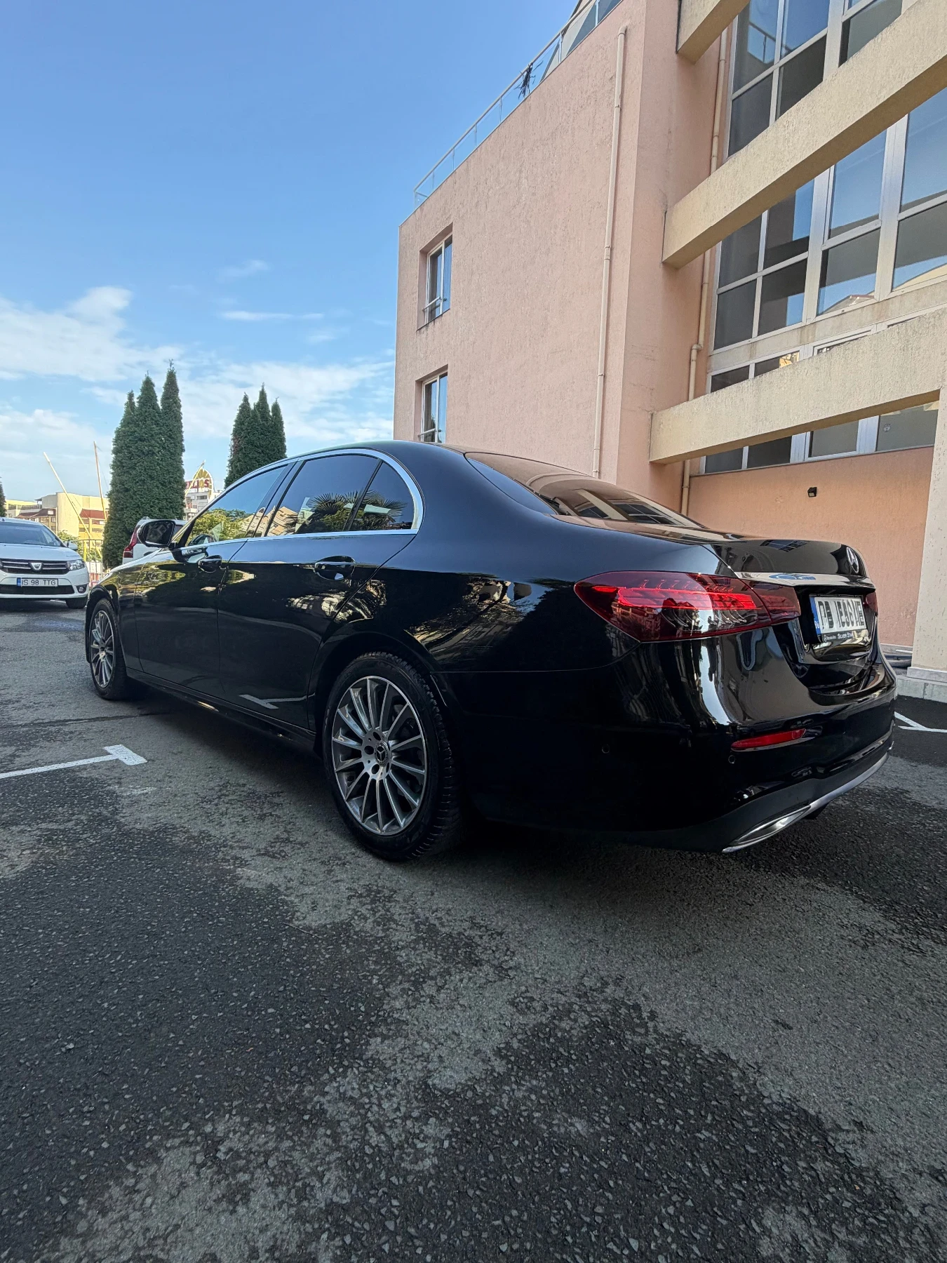Mercedes-Benz E 220 AMG 4Matic , снимка 4 - Автомобили и джипове - 55903190