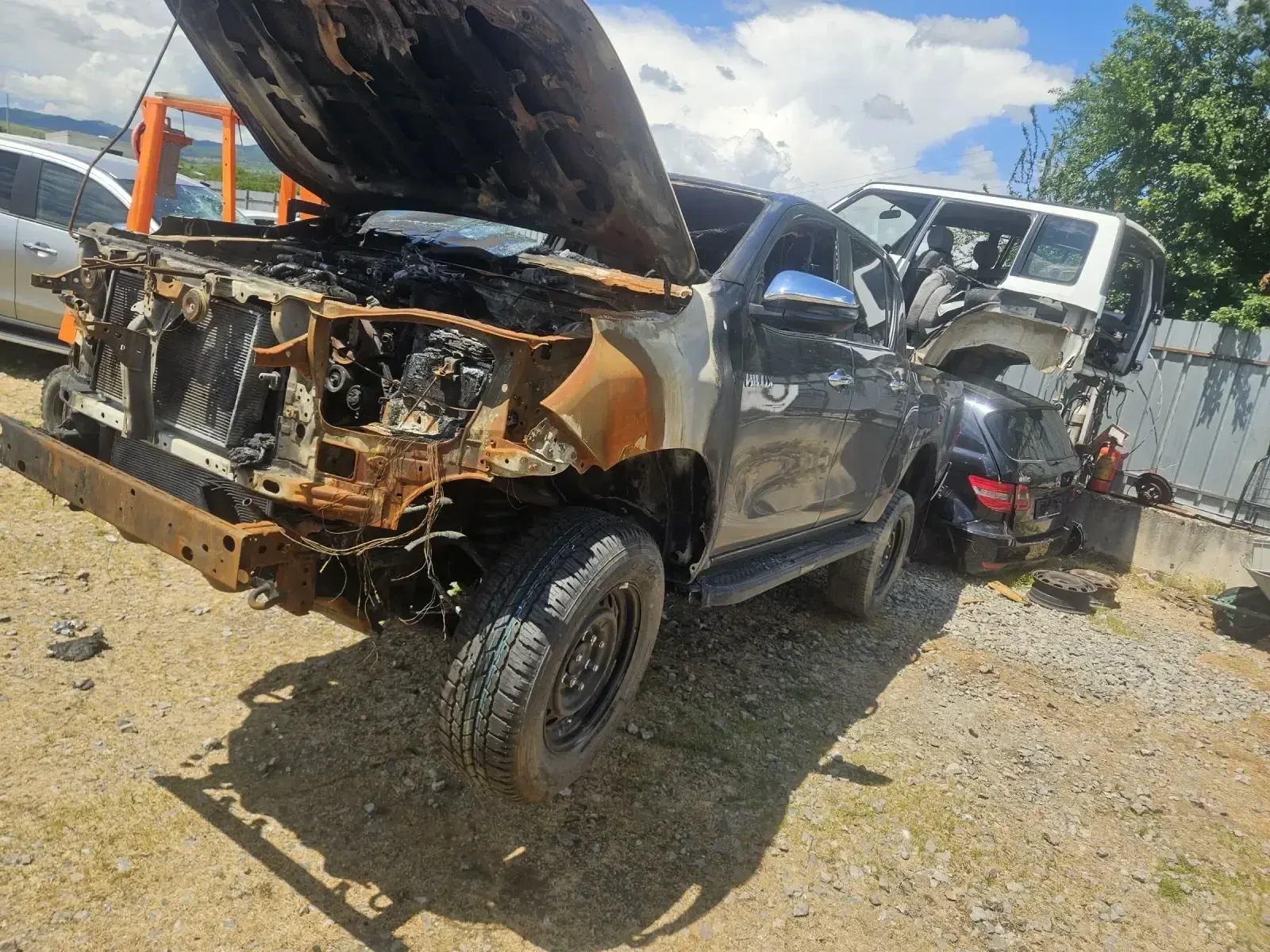Toyota Hilux 2.4D, снимка 4 - Автомобили и джипове - 54701658