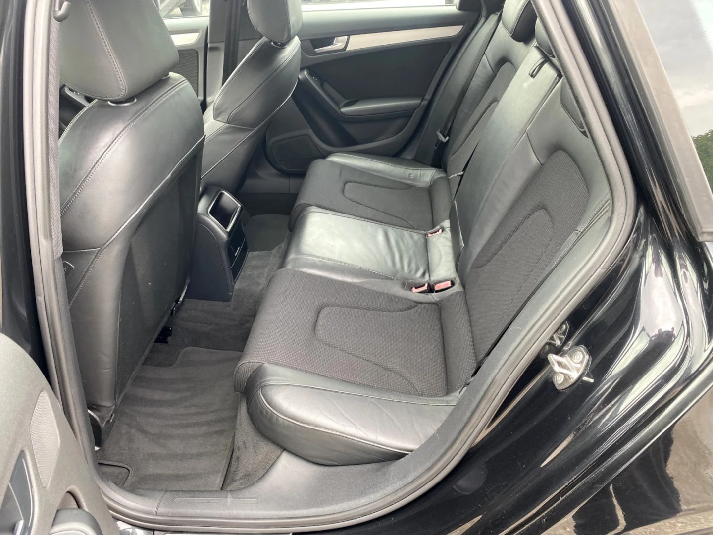 Audi A4 2.0TDI S-line 143к.с - изображение 10