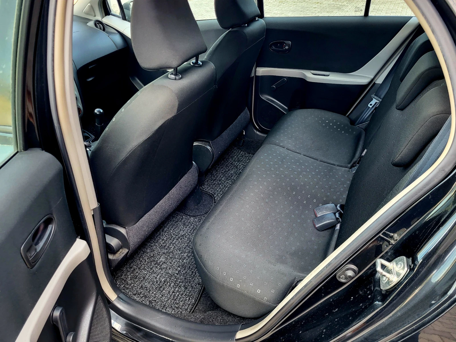 Toyota Yaris 1.0 - изображение 8