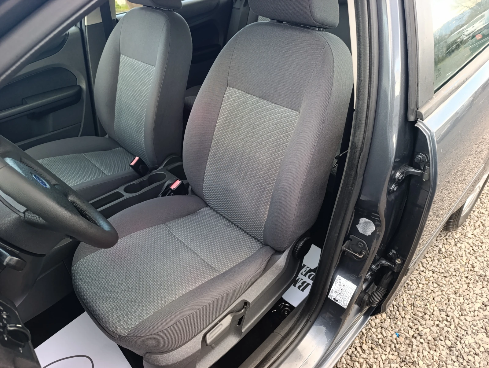 Ford Focus 1.6i-16v БЕНЗИН - изображение 9