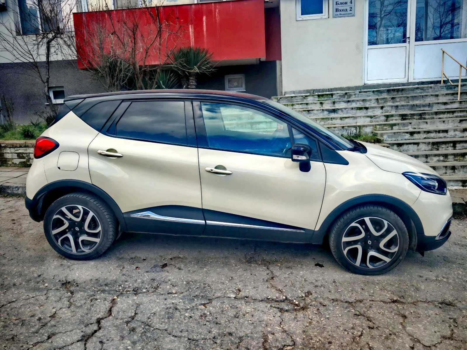 Renault Captur, снимка 5 - Автомобили и джипове - 53744164