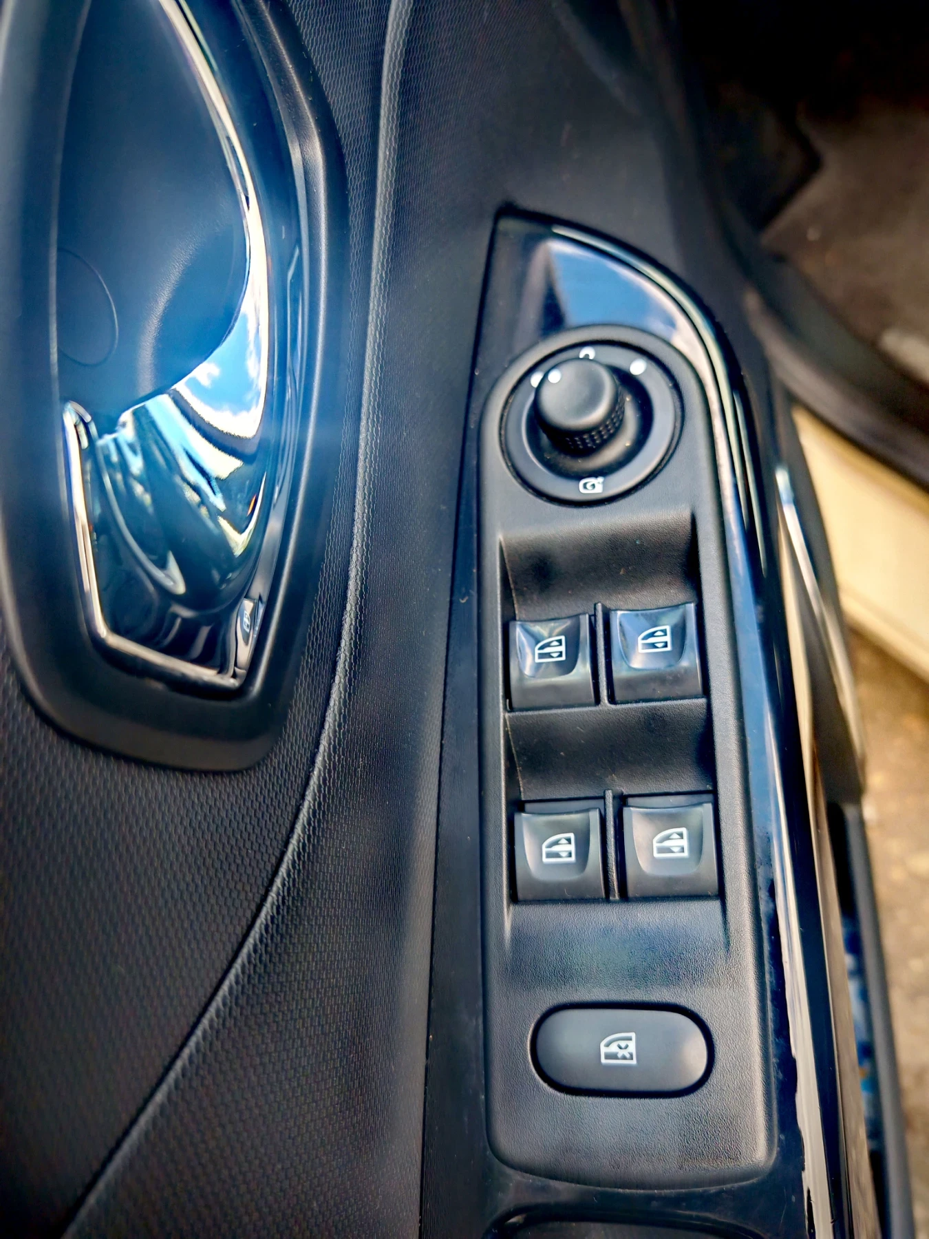 Renault Captur, снимка 3 - Автомобили и джипове - 53744164