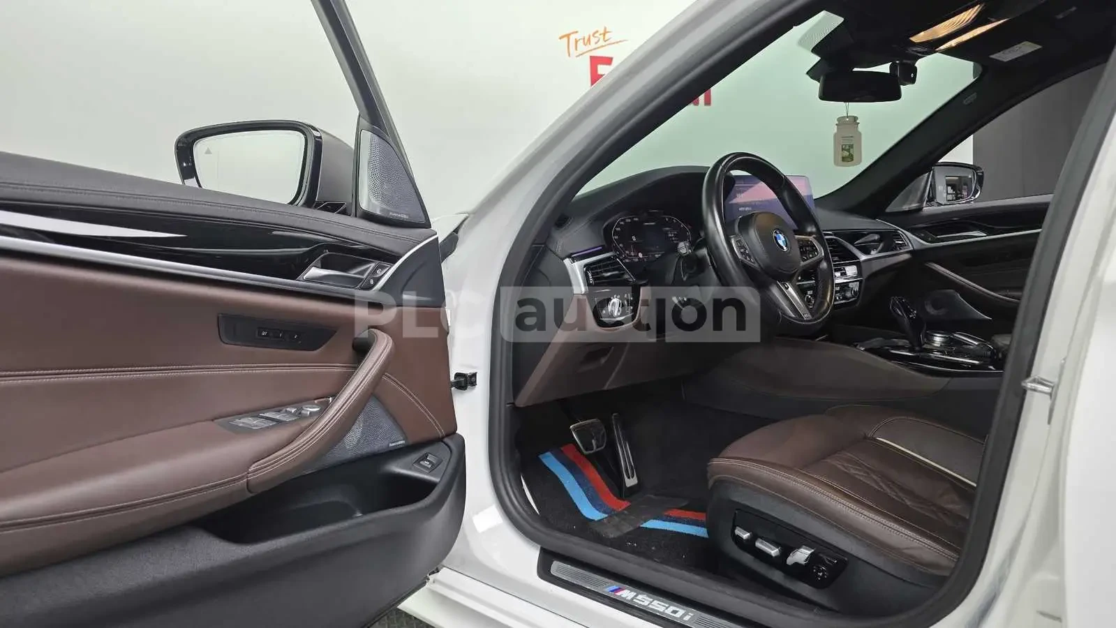 BMW 550 i xDrive M| 360| B&W| HUD| DIST| ВКЛ.ТЕХНОТЕСТ, снимка 4 - Автомобили и джипове - 55008317