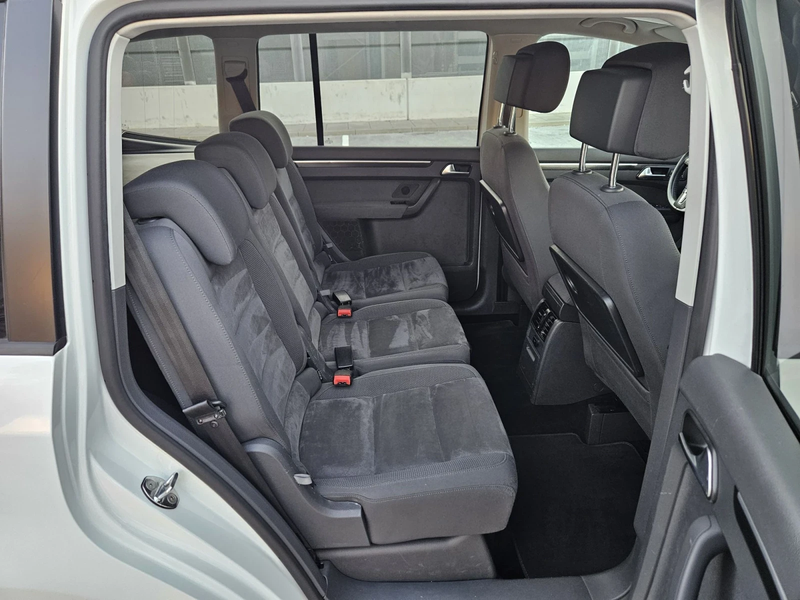 VW Touran 2.0 АВТОМАТИК  HIGH LINE, снимка 14 - Автомобили и джипове - 55684098