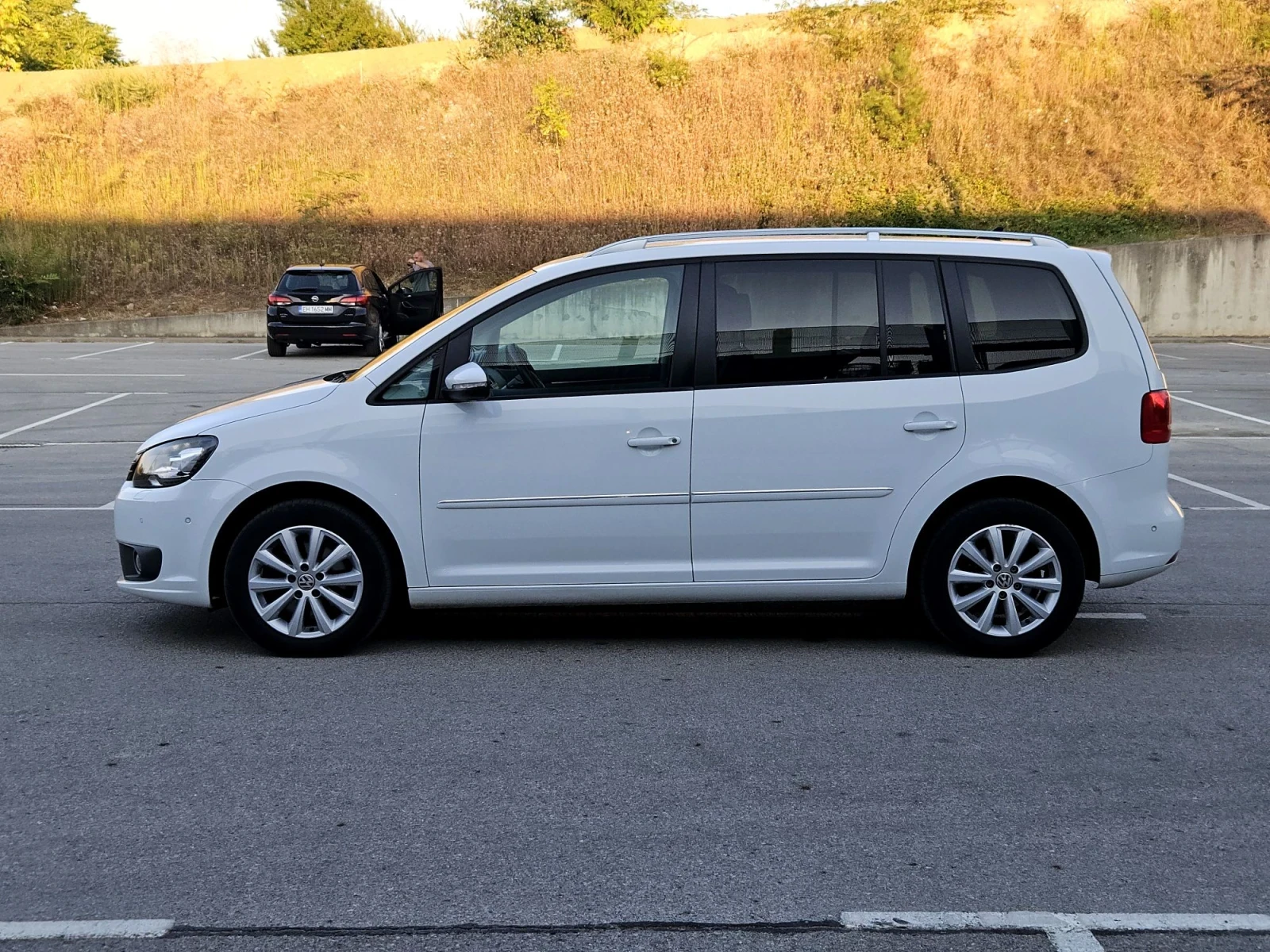 VW Touran 2.0 АВТОМАТИК  HIGH LINE, снимка 7 - Автомобили и джипове - 55684098