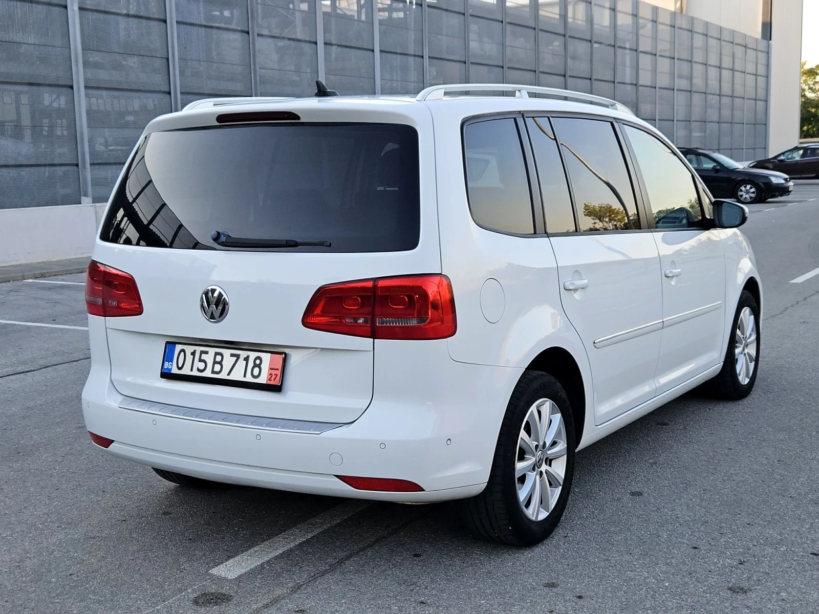 VW Touran 2.0 АВТОМАТИК  HIGH LINE, снимка 4 - Автомобили и джипове - 55684098