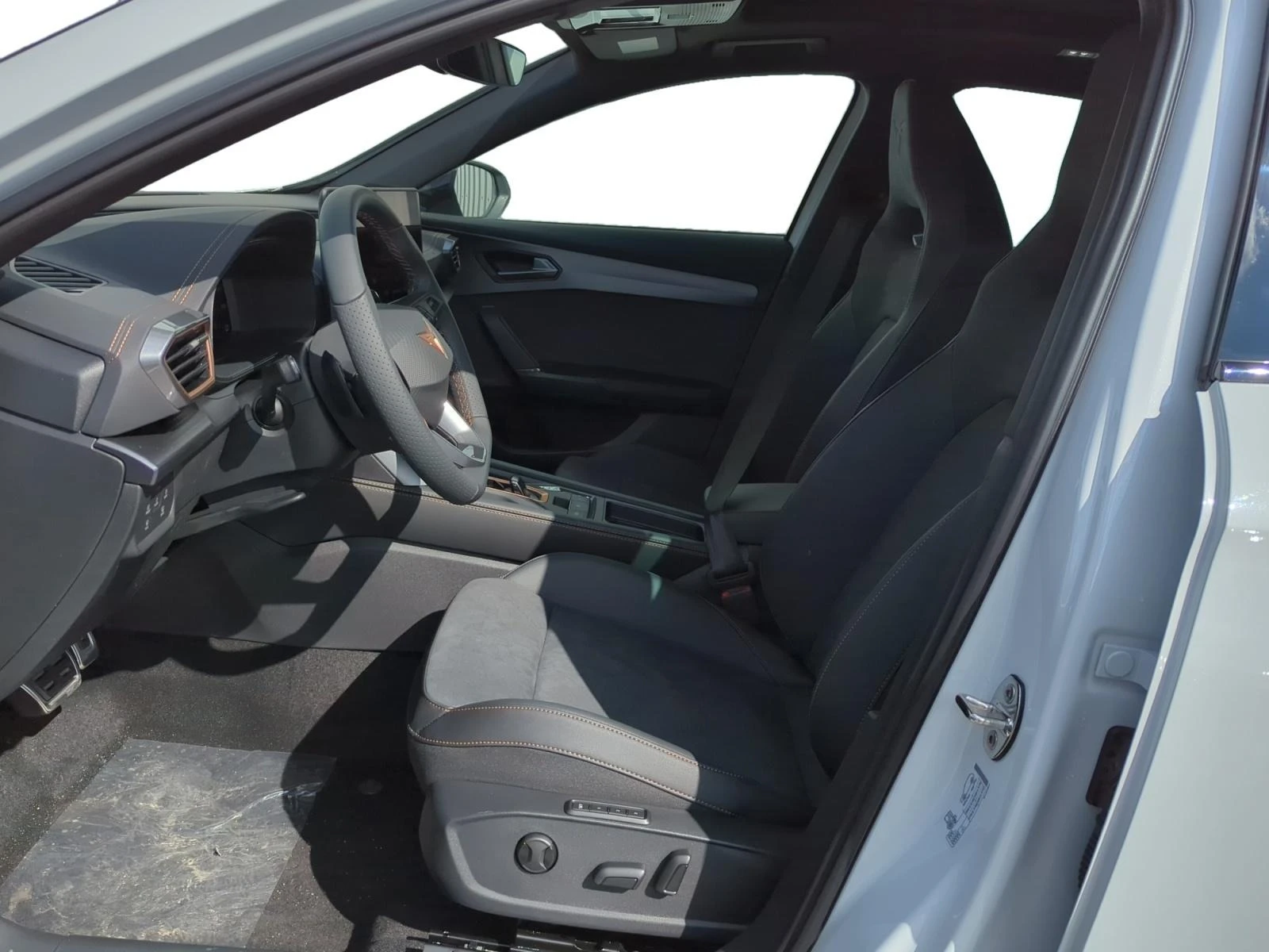 Cupra Formentor VZ* FACE* 4x4* PANO* DISTR* KEYLESS* CAMERA* CARPL - изображение 4
