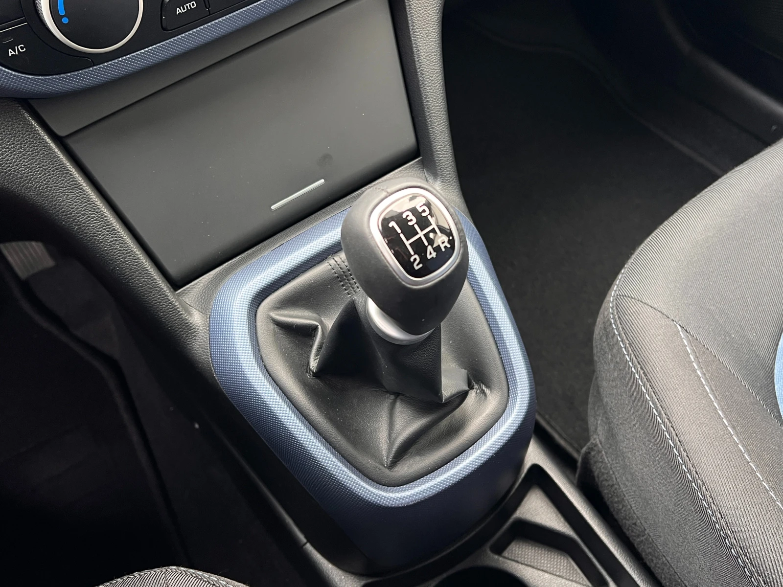 Hyundai I10 1.0i EURO5 НАПЪЛНО ОБСЛУЖЕН, снимка 14 - Автомобили и джипове - 54045503