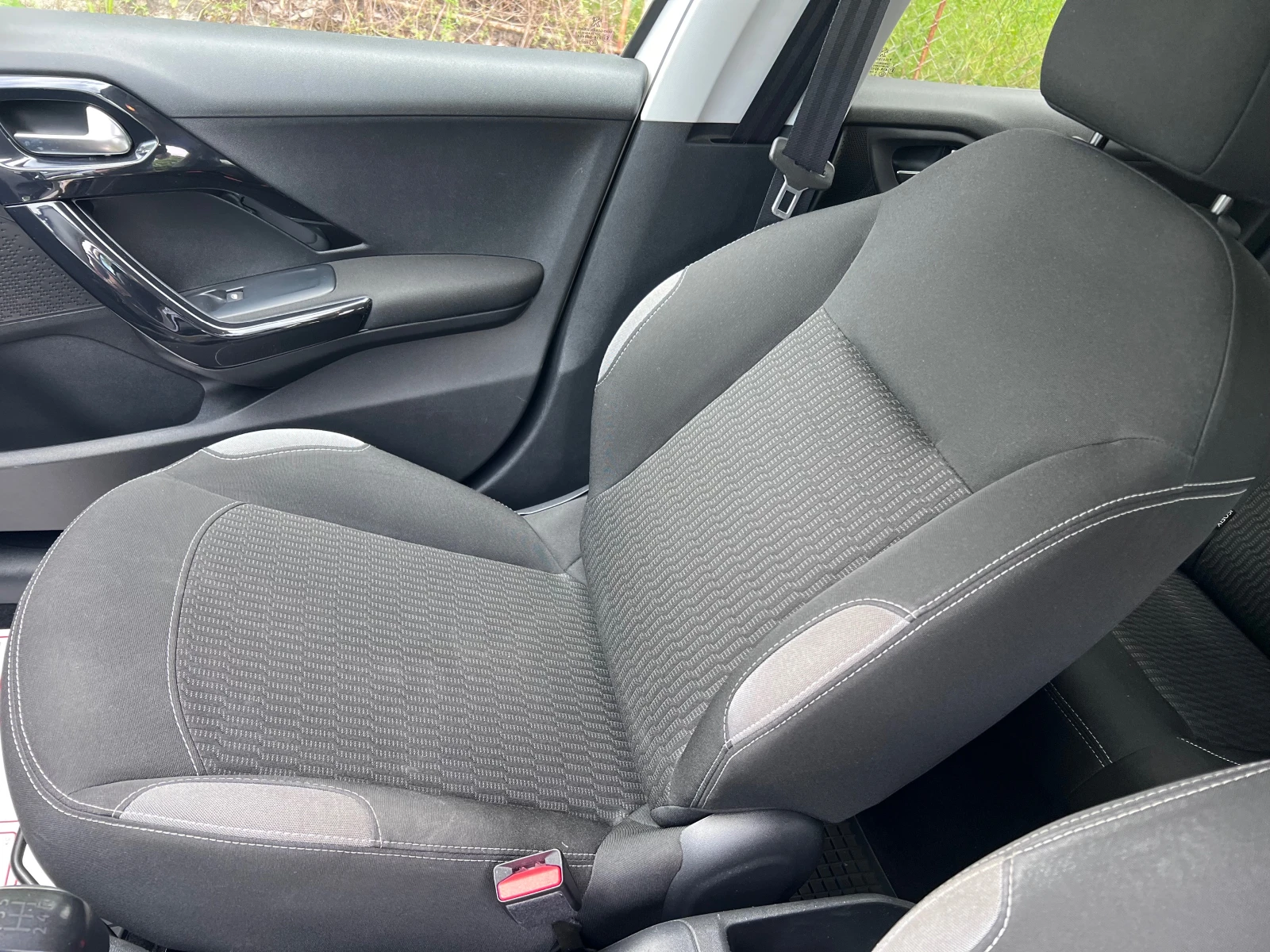Peugeot 208 1.6hdi, снимка 8 - Автомобили и джипове - 54604007