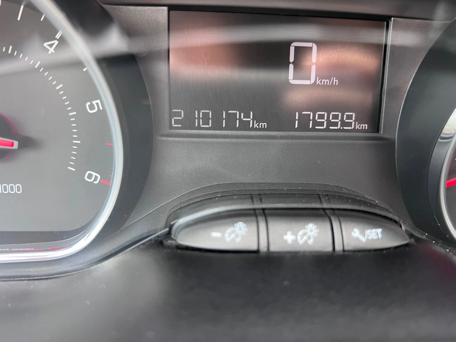 Peugeot 208 1.6hdi, снимка 11 - Автомобили и джипове - 54604007
