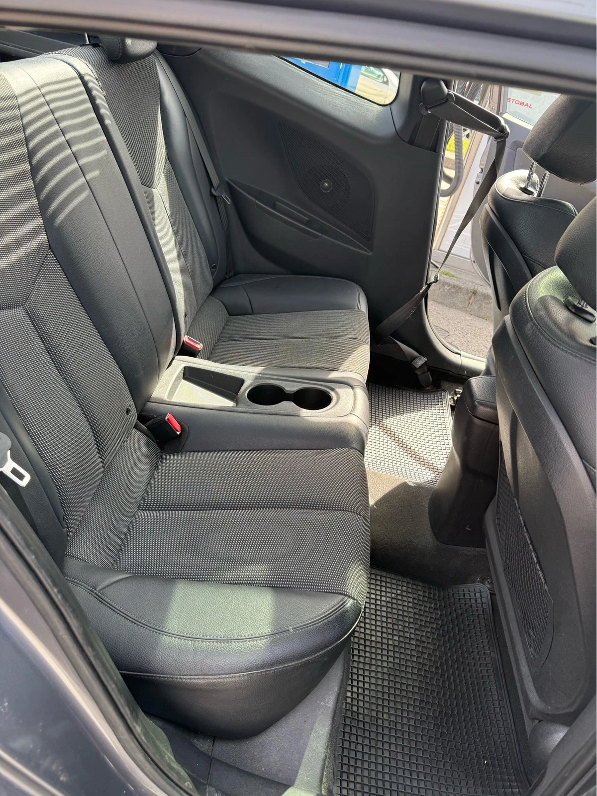 Hyundai Veloster  1.6 GDi Tech Pack, снимка 10 - Автомобили и джипове - 56140631