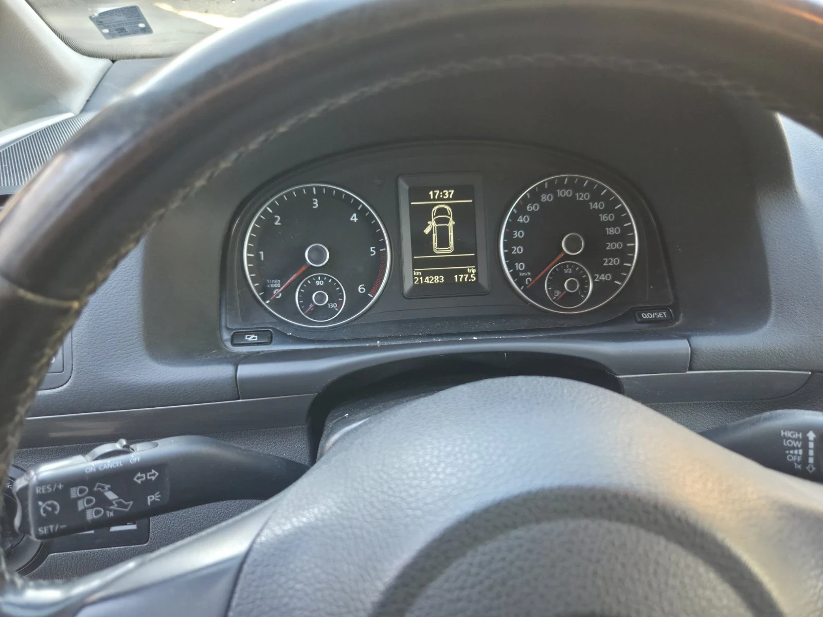 VW Touran, снимка 9 - Автомобили и джипове - 56406576