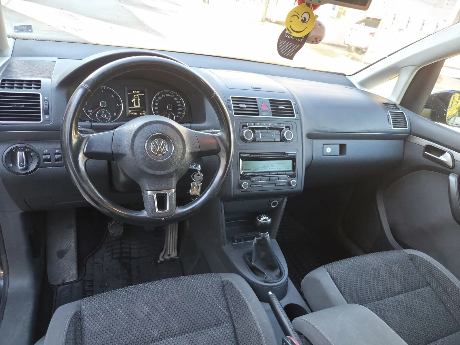 VW Touran, снимка 8 - Автомобили и джипове - 56406576