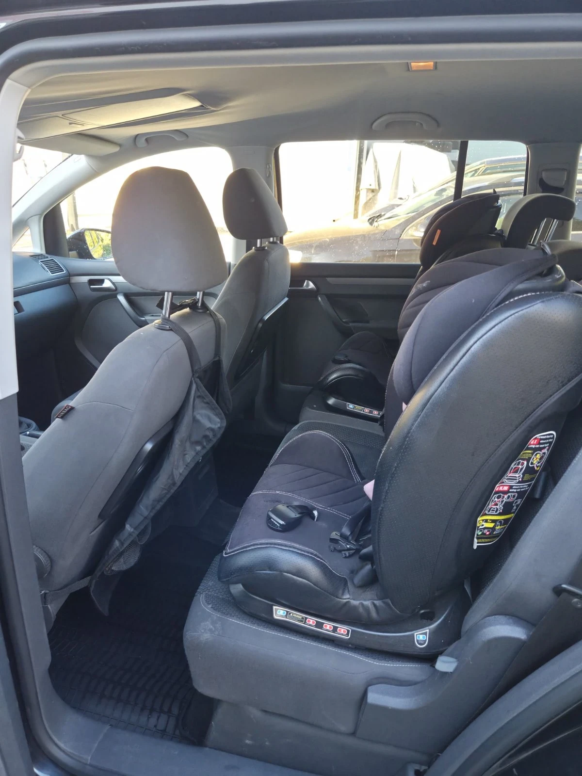 VW Touran, снимка 10 - Автомобили и джипове - 56406576