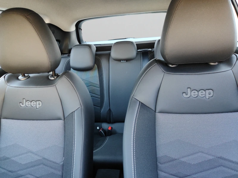 Jeep Avenger ALTITUDE 1.2 e-Hybrid 48V Petrol 110 hp 6-DCT, снимка 15 - Автомобили и джипове - 52441085
