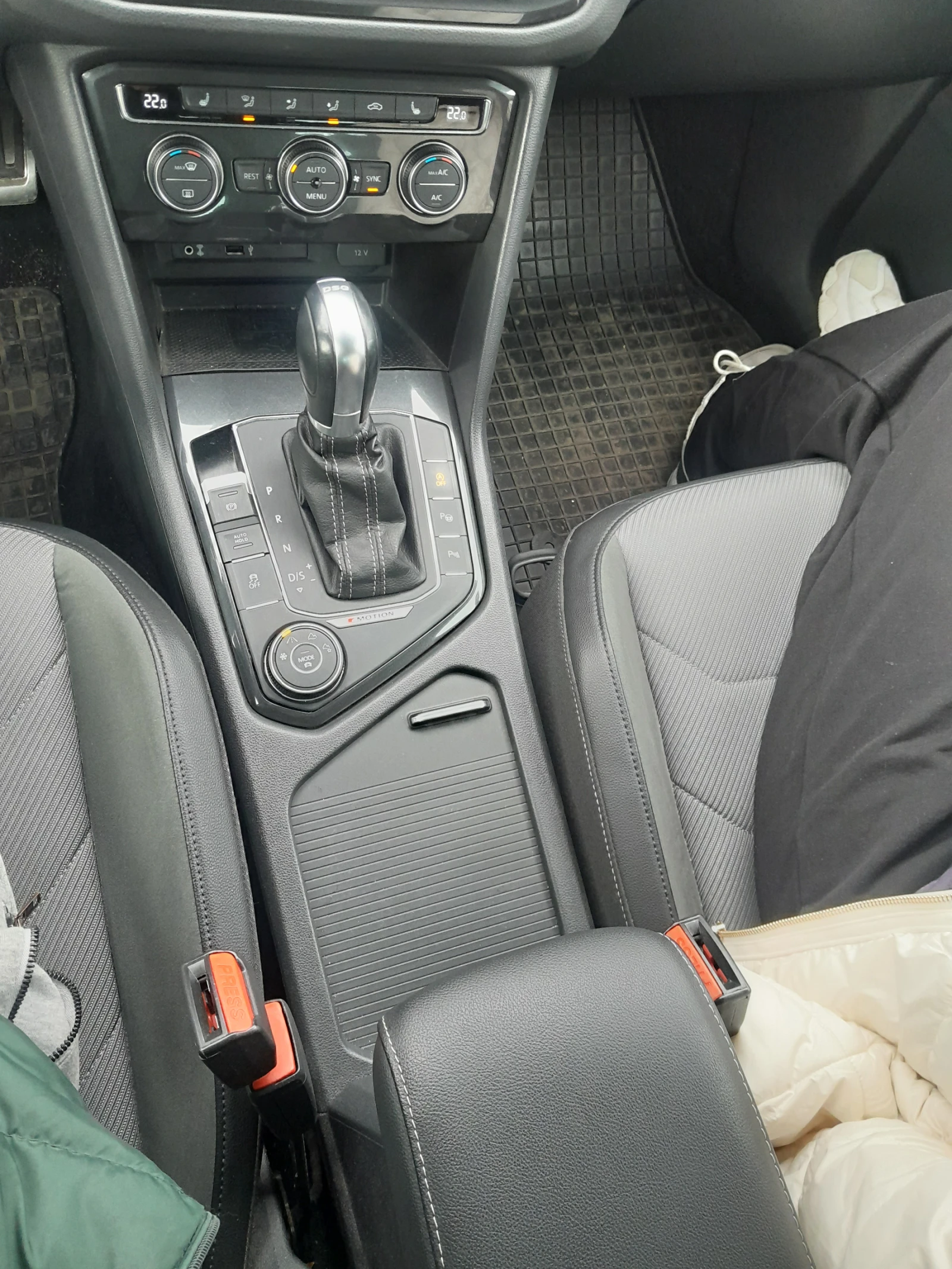 VW Tiguan R-line, снимка 13 - Автомобили и джипове - 54096212