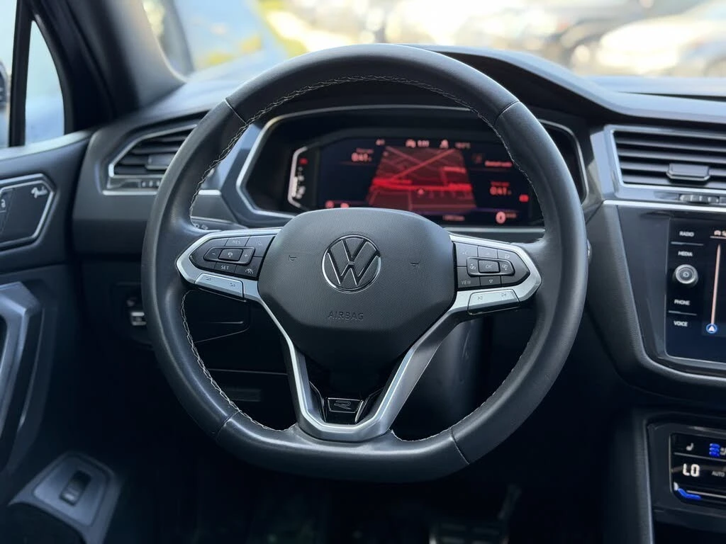 VW Tiguan HIGHLINE* R-LINE* 4MOTION* ПАНО* КАМЕРИ* , снимка 12 - Автомобили и джипове - 54511016
