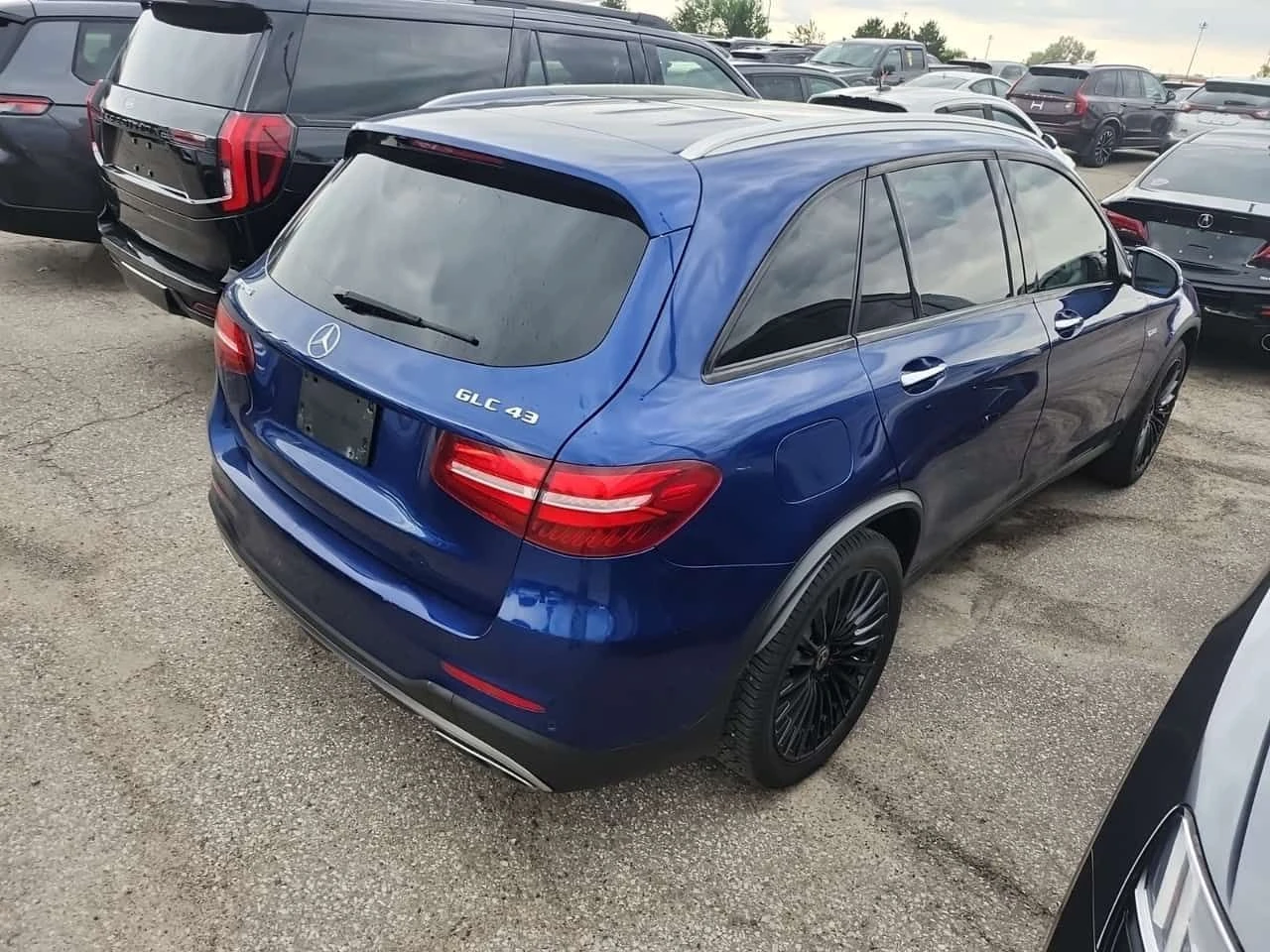 Mercedes-Benz GLC 43 AMG BURMESTER * PANO * KEYLESS *  ПОДГРЕВИ * CARFAX, снимка 3 - Автомобили и джипове - 54941927