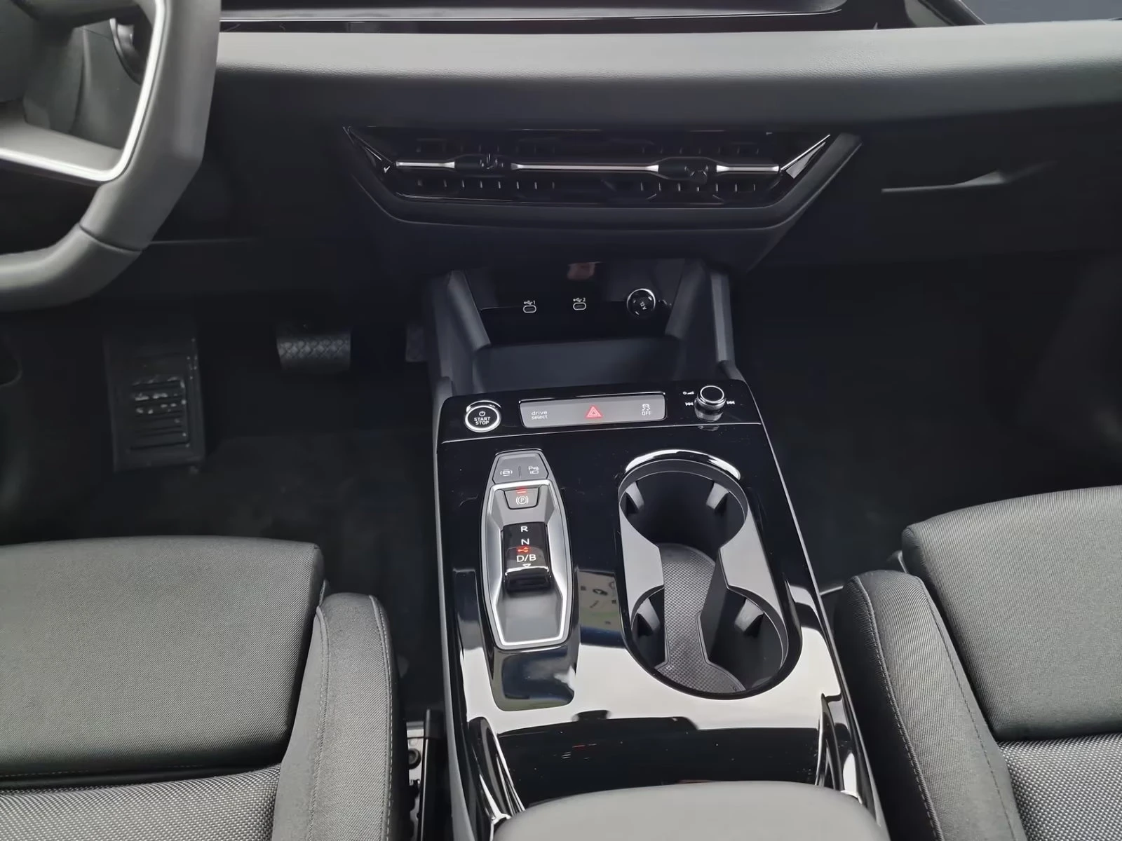 Audi Q6 E-TRON/S-LINE/252HP/TECH LED/ACC/CAM/20"/550z, снимка 13 - Автомобили и джипове - 55186618