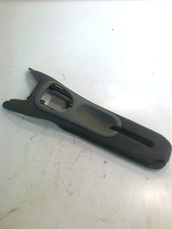 конзола,пластмаса около ръчна спирачка за Рено Сценик rx 