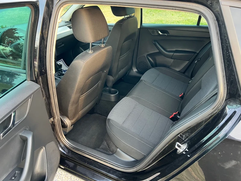 Skoda Rapid, снимка 12 - Автомобили и джипове - 50376785