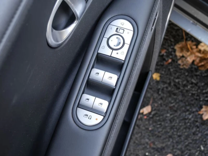 Hyundai Ioniq 325HP/UNIQ/4X4/PANO/360/HUD/BOSE/784v, снимка 12 - Автомобили и джипове - 52236047