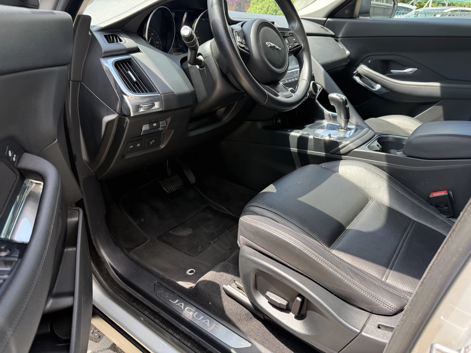 Jaguar E-pace 2.0d AWD, снимка 8 - Автомобили и джипове - 55471881