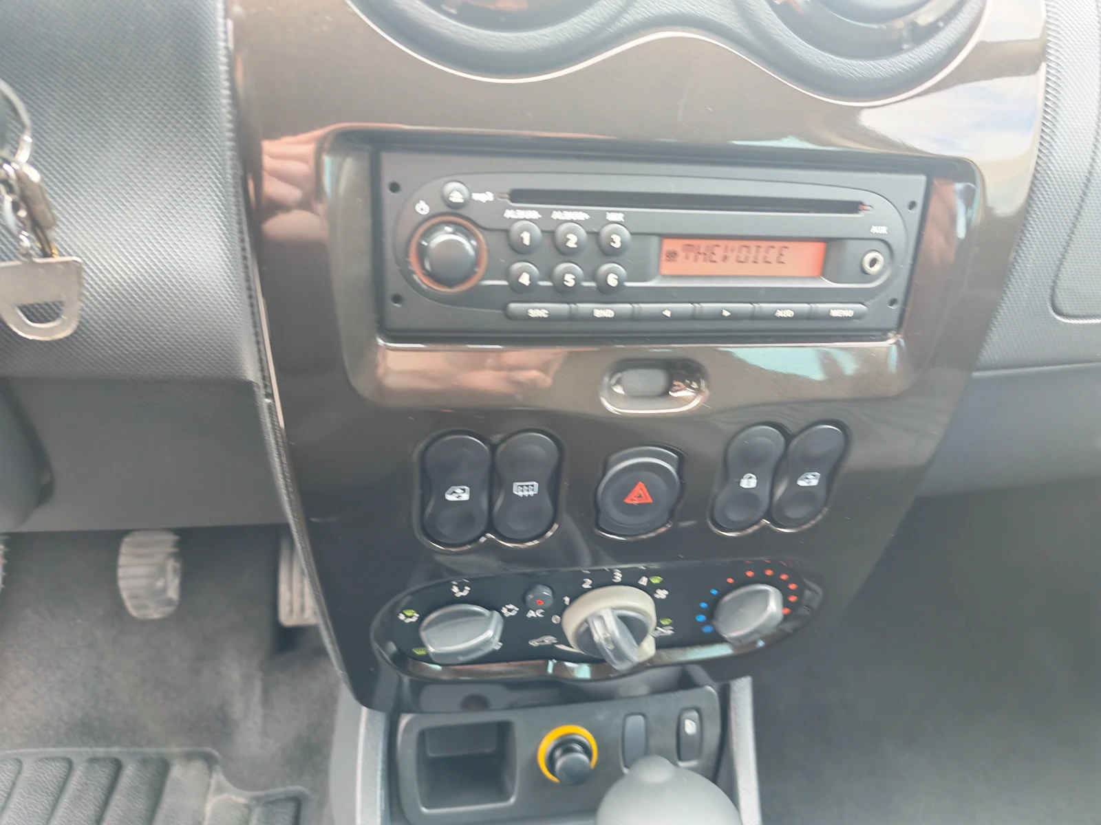 Dacia Duster 1.6 BENZIN 105 KN, снимка 11 - Автомобили и джипове - 54607576