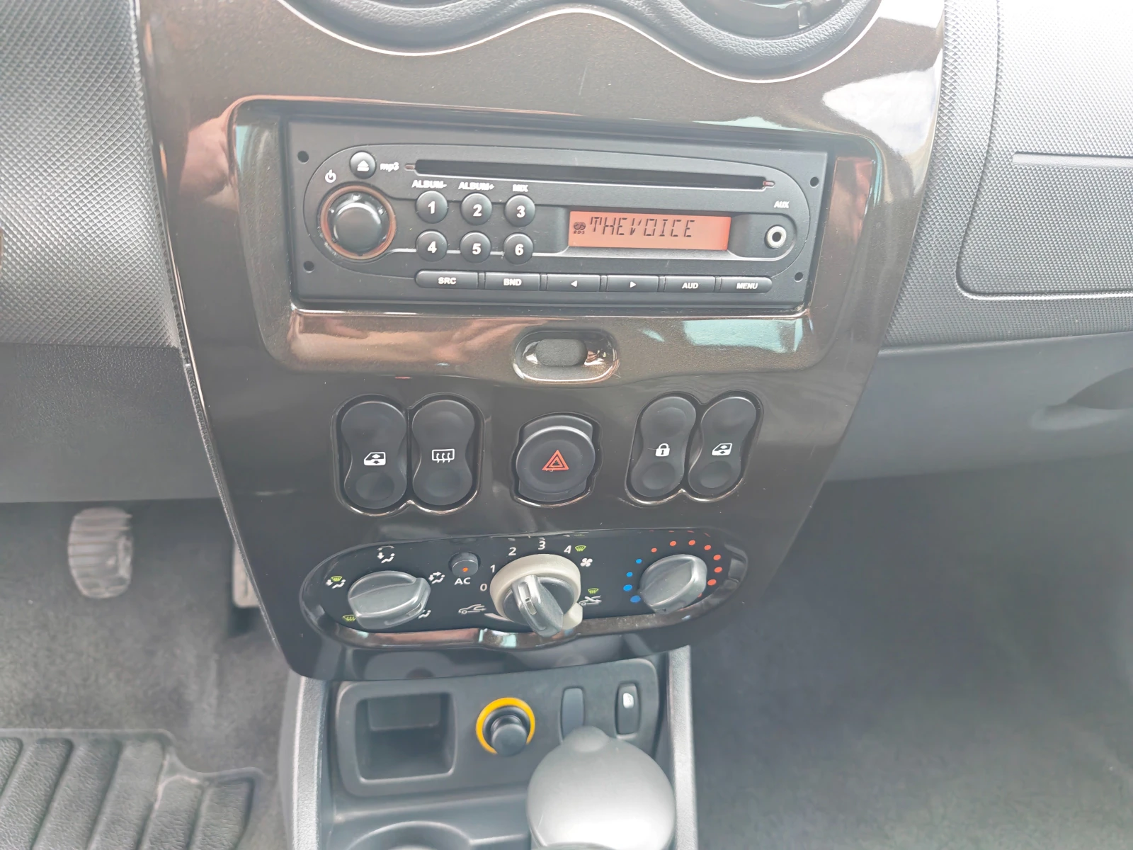 Dacia Duster 1.6 BENZIN 105 KN, снимка 12 - Автомобили и джипове - 54607576