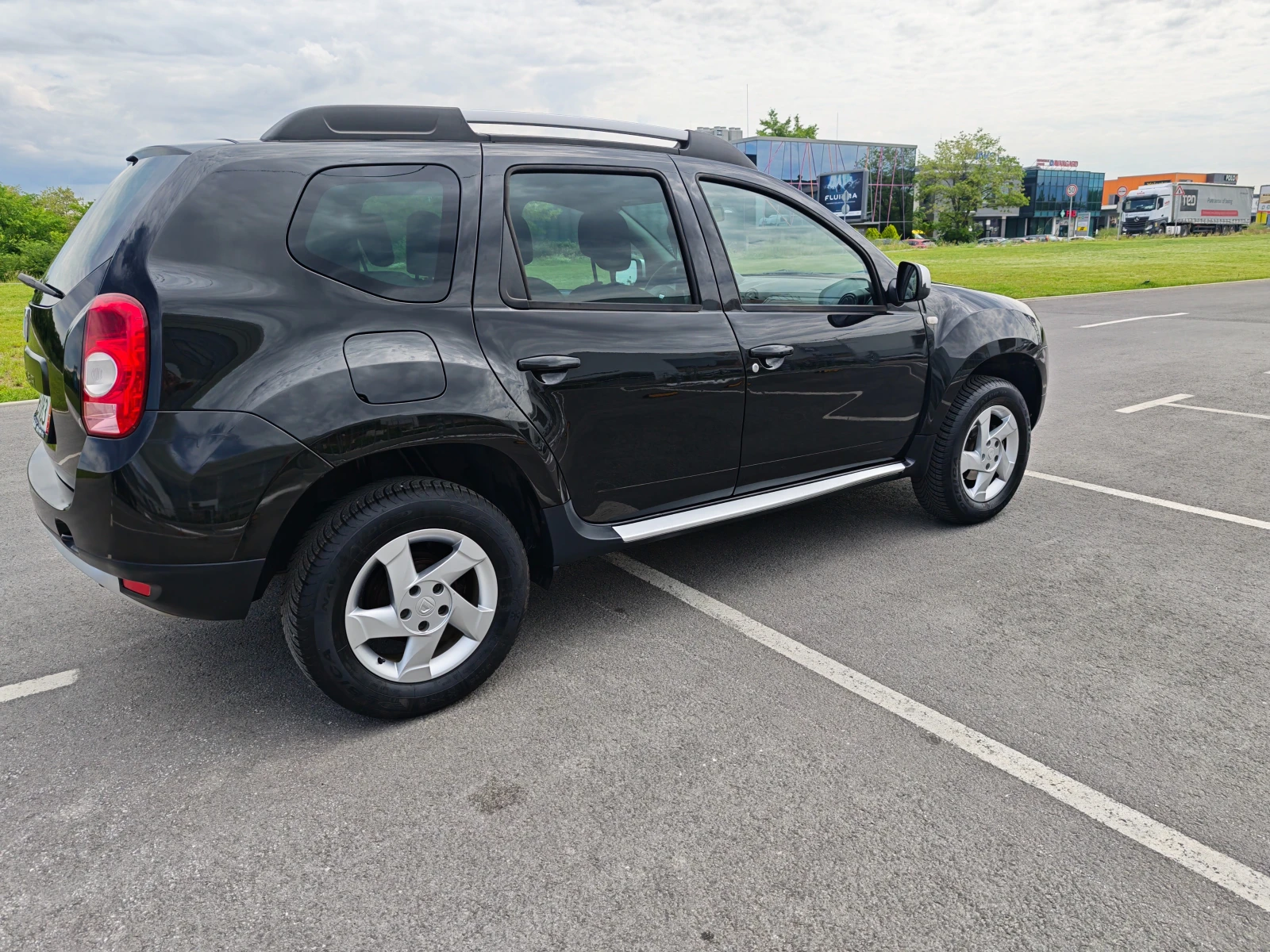 Dacia Duster 1.6 BENZIN 105 KN, снимка 3 - Автомобили и джипове - 54607576