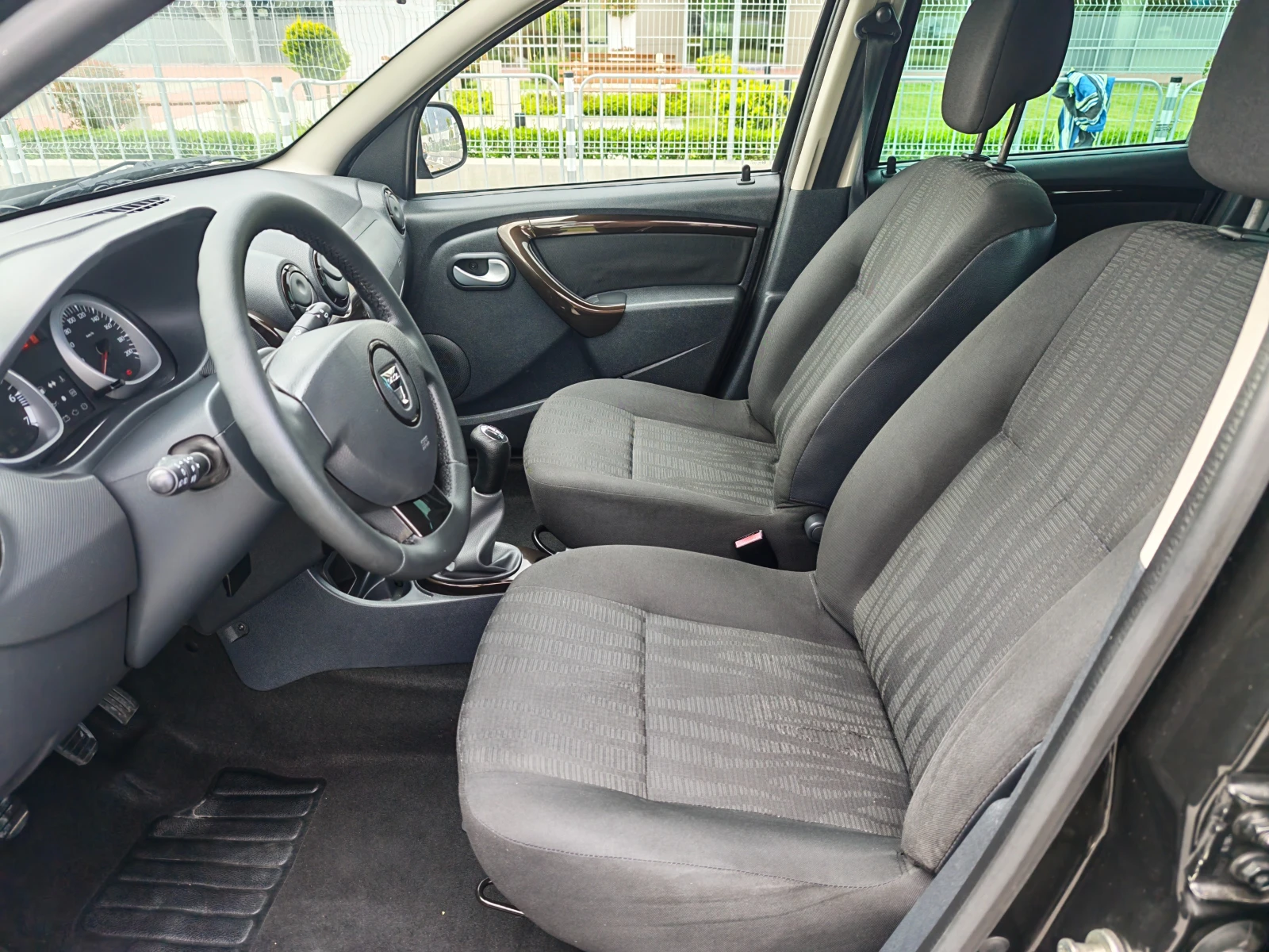 Dacia Duster 1.6 BENZIN 105 KN, снимка 9 - Автомобили и джипове - 54607576