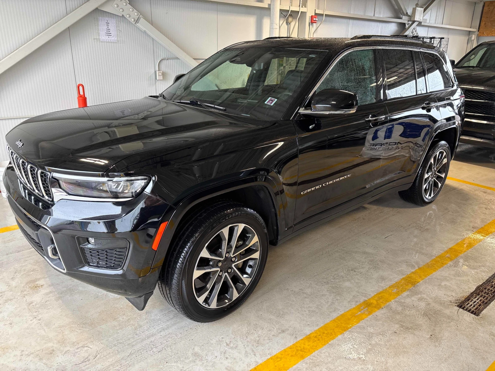 Jeep Grand cherokee Overland * CARFAX * АВТО КРЕДИТ * , снимка 2 - Автомобили и джипове - 54934799