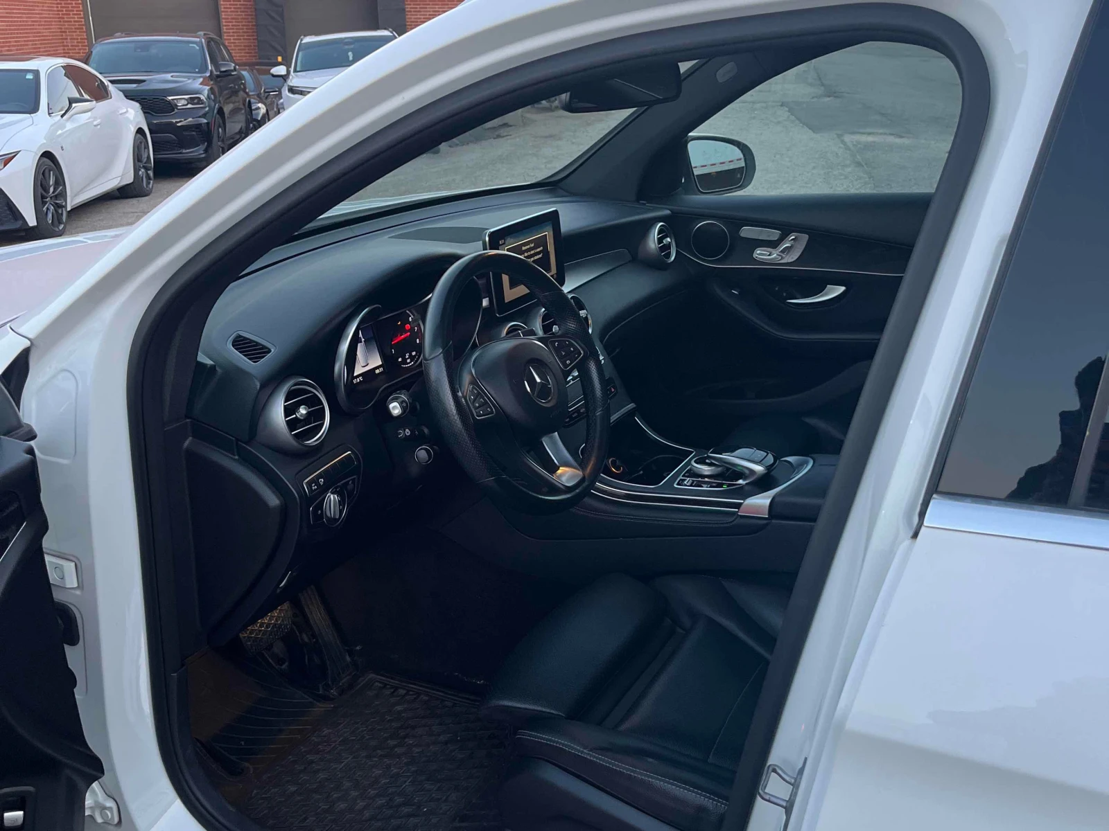 Mercedes-Benz GLC 300 * АВТОКРЕДИТ * ГЛАВНО ПРЕДСТАВИТЕЛСТВО, снимка 10 - Автомобили и джипове - 55970258
