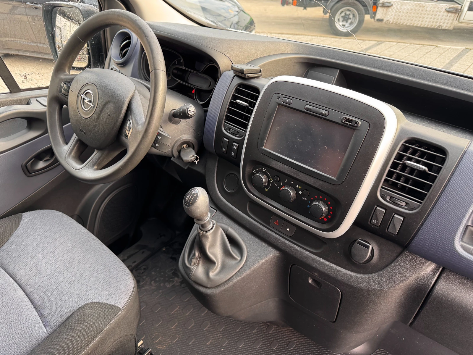 Opel Vivaro 1.6Bi-Turbo Клима  - изображение 9