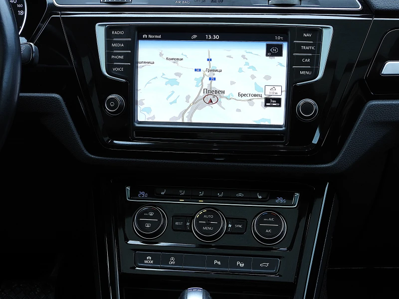 VW Touran 2.0ШВЕЙЦАРИЯ-190к.ДИСТРОНИК/НАВИ/LANE ASSIST/BLISS, снимка 11 - Автомобили и джипове - 53237309