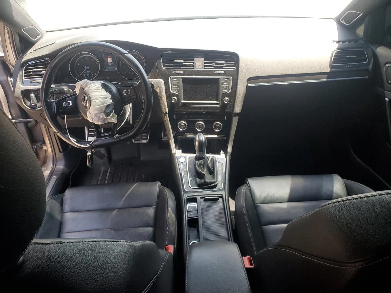 VW Golf R 2.0T 4x4 - изображение 8