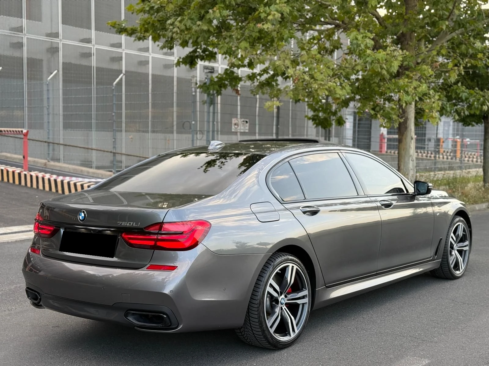 BMW 750 Li xDrive M-Sport - изображение 2