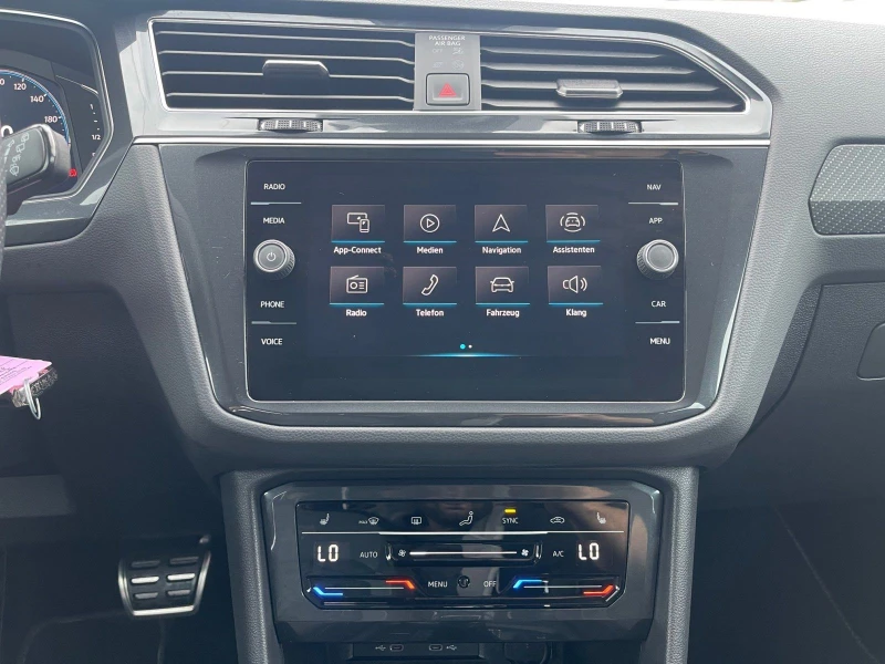 VW Tiguan R-Line TDI/4x4/DSG/AHK/NAVI/CAM/LED/CARPLAY/232b, снимка 13 - Автомобили и джипове - 47532099